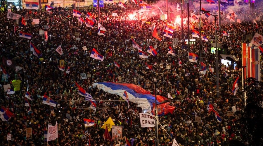 Përshkallëzohen protestat e dhunshme antiqeveritare në Serbi, kërkohet dorëheqja e Vuçiç